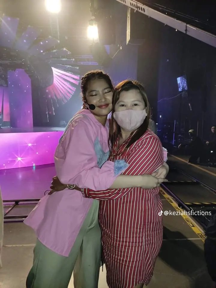 mc_uyab's tweet photo. colet with maloi’s mom 🥹 

halaaaaa yung second pic parang happy fam na aprobahan whahaaha 🥹🤙🏻 https://t.co/wH0zvCuhop