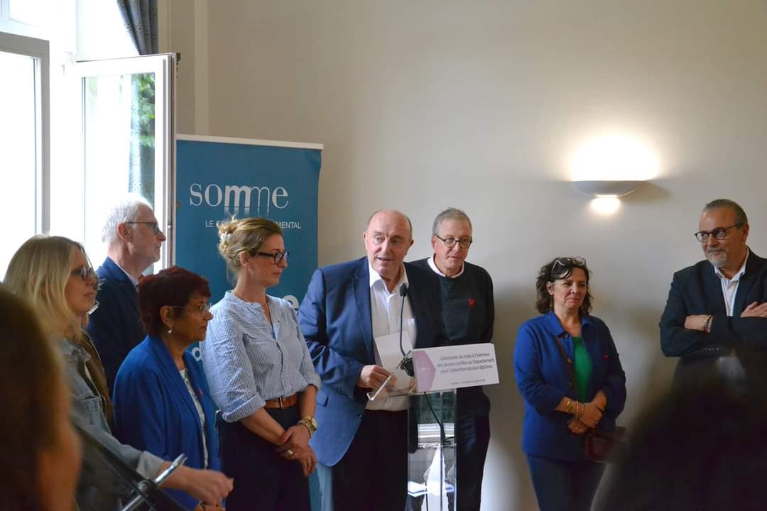 Bravo aux jeunes diplômes. Le <a href="/Somme_fr/">Département de la Somme</a>, a eu le plaisir de recevoir les jeunes confiés à l'Aide Sociale à l'Enfance ayant récemment obtenu un diplôme (Baccalauréat, CAP, BP, BTS, DUT, BUT). Félicitations pour leur parcours exemplaire