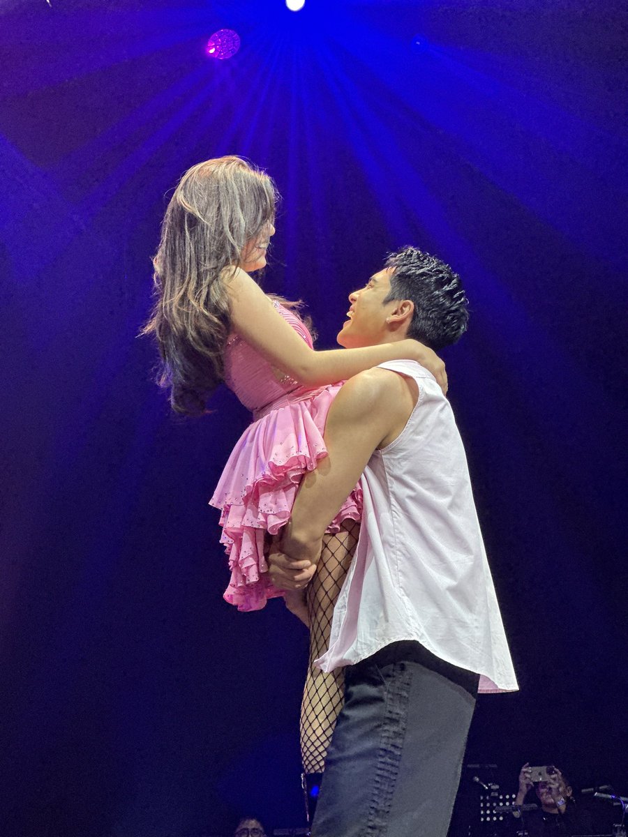 dbbbbbeyaaah's tweet photo. DB CLOSENESS THROUGH THE YEARS
2019: not even talking, there's shyness within them
2020: titigan overload
2021: closeness overload, era na ng hawakan sa braso ey ey
2022: comfy na to the point na kinikilig ma sila sa mga banat
2023: omg hawak sa waist at hh
2024: lam nyo na yann https://t.co/vlQoz0VjyP