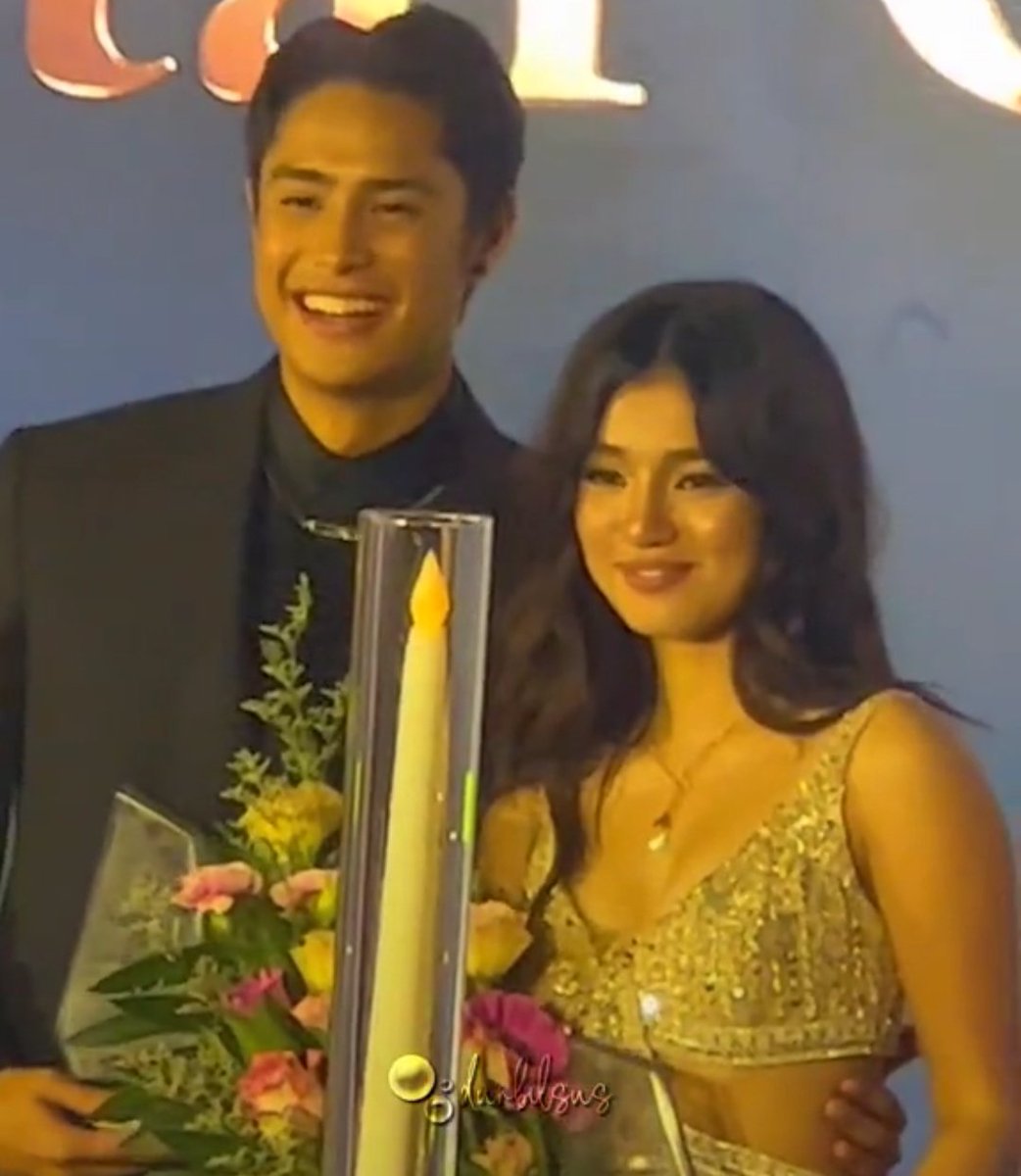 dbbbbbeyaaah's tweet photo. DB CLOSENESS THROUGH THE YEARS
2019: not even talking, there's shyness within them
2020: titigan overload
2021: closeness overload, era na ng hawakan sa braso ey ey
2022: comfy na to the point na kinikilig ma sila sa mga banat
2023: omg hawak sa waist at hh
2024: lam nyo na yann https://t.co/vlQoz0VjyP
