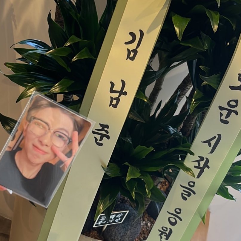 룸 tweet media
