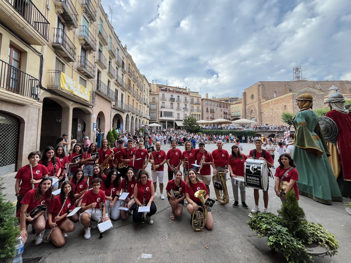 BandaDeCardona's tweet photo. Amb la Capvuitada i la trobada de gegants donem per acabades les festes dels Barris d’enguany. 

Moltes gràcies a les comissions de festes per mantenir viva aquesta tradició i comptar amb nosaltres un cop més per omplir de música els carrers  🎶

Visca la cultura popular! https://t.co/ZsfE8Oqygr