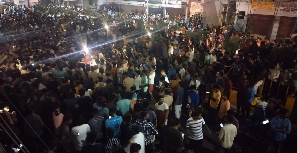 Mende__Suresh's tweet image. పంతాలు Personal Opinions పక్కనపెట్టి పరిస్థితి చేయి దాటకముందే నిరుద్యోగులను చర్చలకు పిలిచి సమస్యల పరిష్కారానికి ప్రభుత్వం వెంటనే చర్యలు తీసుకోవాలి.

@revanth_anumula @RahulGandhi @TelanganaCMO @TelanganaCS @INCTelangana @KTRBRS @RSPraveenSwaero @bandisanjay_bjp @kishanreddybjp