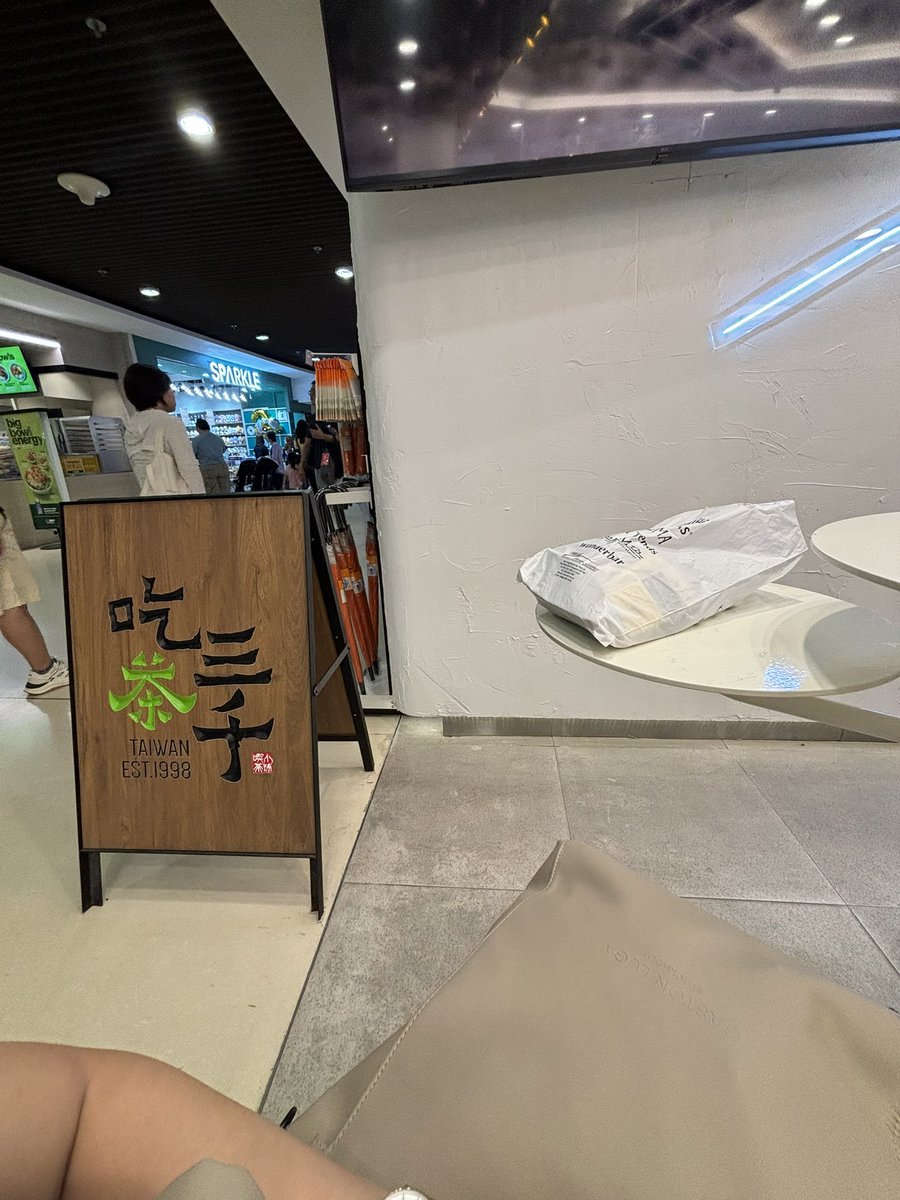yourgentlesmile's tweet photo. #SuperShow_Spinoff_Halftime

I’m at Kallang Wave Chi Cha! Come and collect your card stickers! 
Will be given at random yeah 

#SUPERJUNIORinSG https://t.co/1f5KV6IOdo