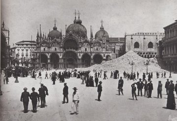14 luglio 1902, ore 9.47
Un boato si sente in tutta #Venezia: il campanile di San Marco, "el paron de casa", è crollato
<a href="/SanMarcoPiazza/">Associazione Piazza San Marco</a> <a href="/DucaleVenezia/">Palazzo Ducale Venezia</a> <a href="/comunevenezia/">Comune di Venezia</a> <a href="/SerenissimaVe/">VeneziaSerenissima</a>