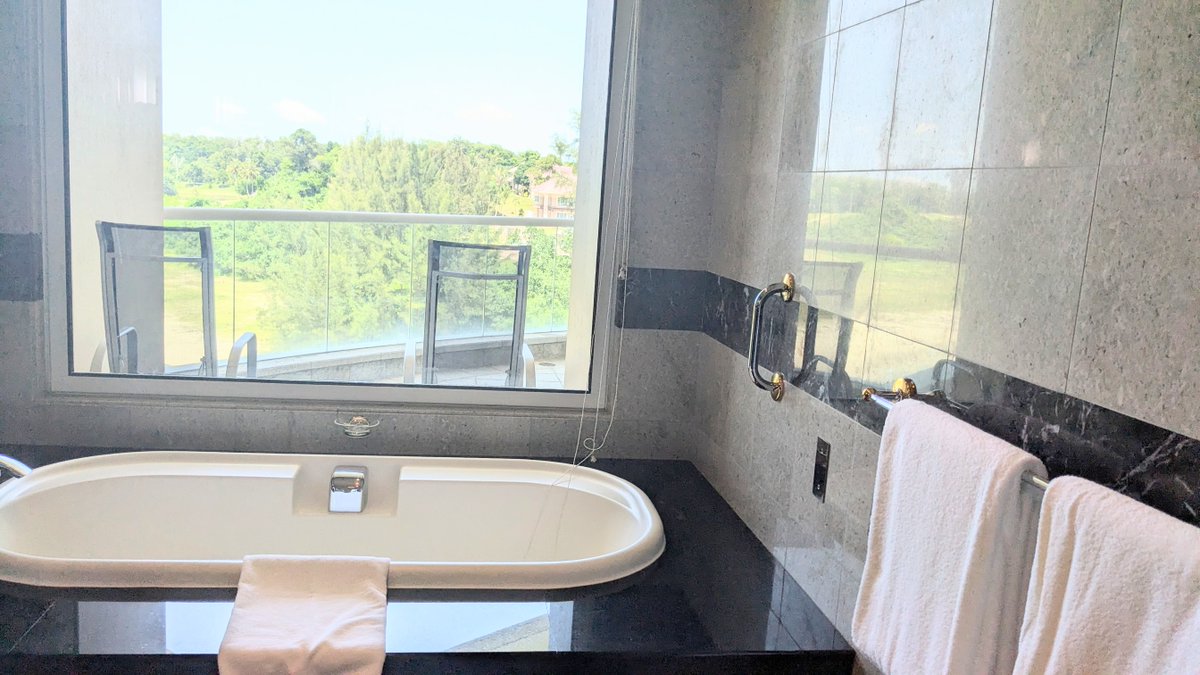 7つ星ホテル「The Empire Brunei」にチェックイン。広々オーシャンビュー☺
広大な敷地のゆったりしたリゾート。街から遠いので「町中のホテルで観光＋エンパイアでのんびり」の組み合わせが◎。いろんなスポーツが無料で楽しめます。

Reoは初めてのカヤックなのにコツをつかんで超早い。