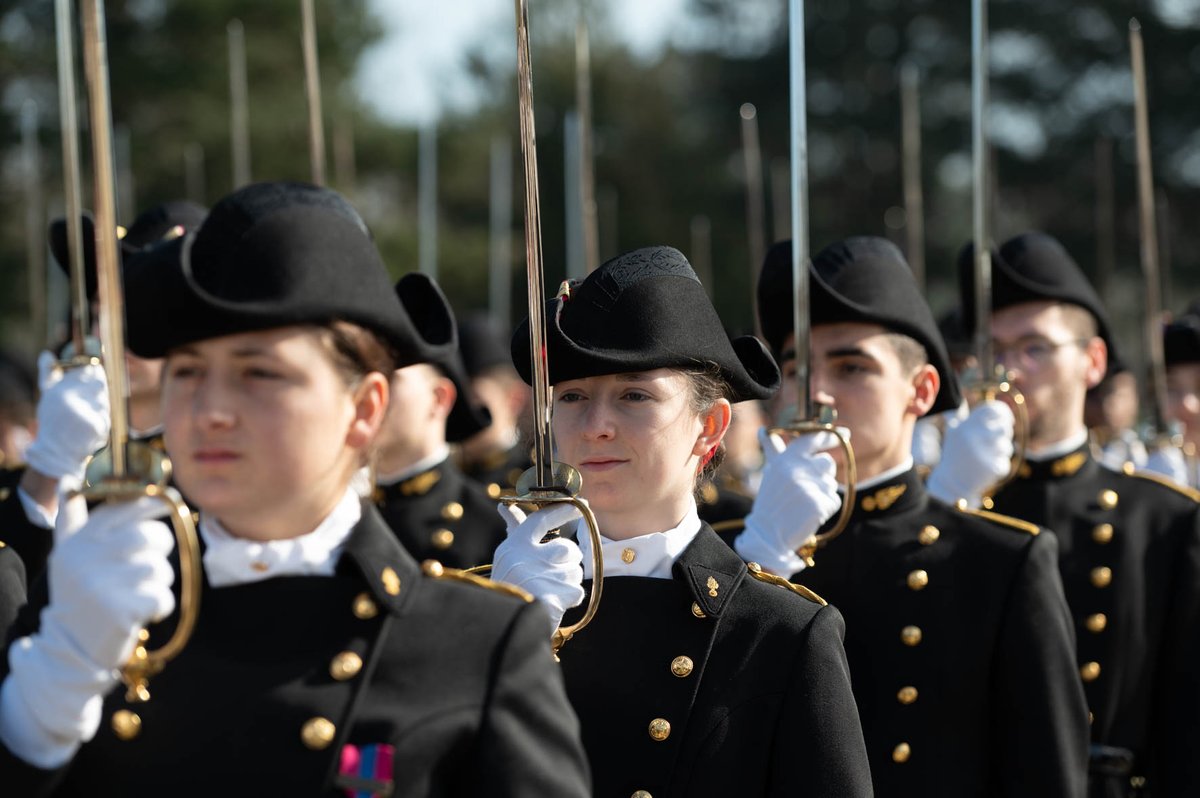 [ #LiveTweet I #14juillet ]

Jeux Olympiques obligent, cette année les 240 élèves ingénieurs polytechniciens de la promotion X2023 défilent ce matin sur l’Avenue Foch !