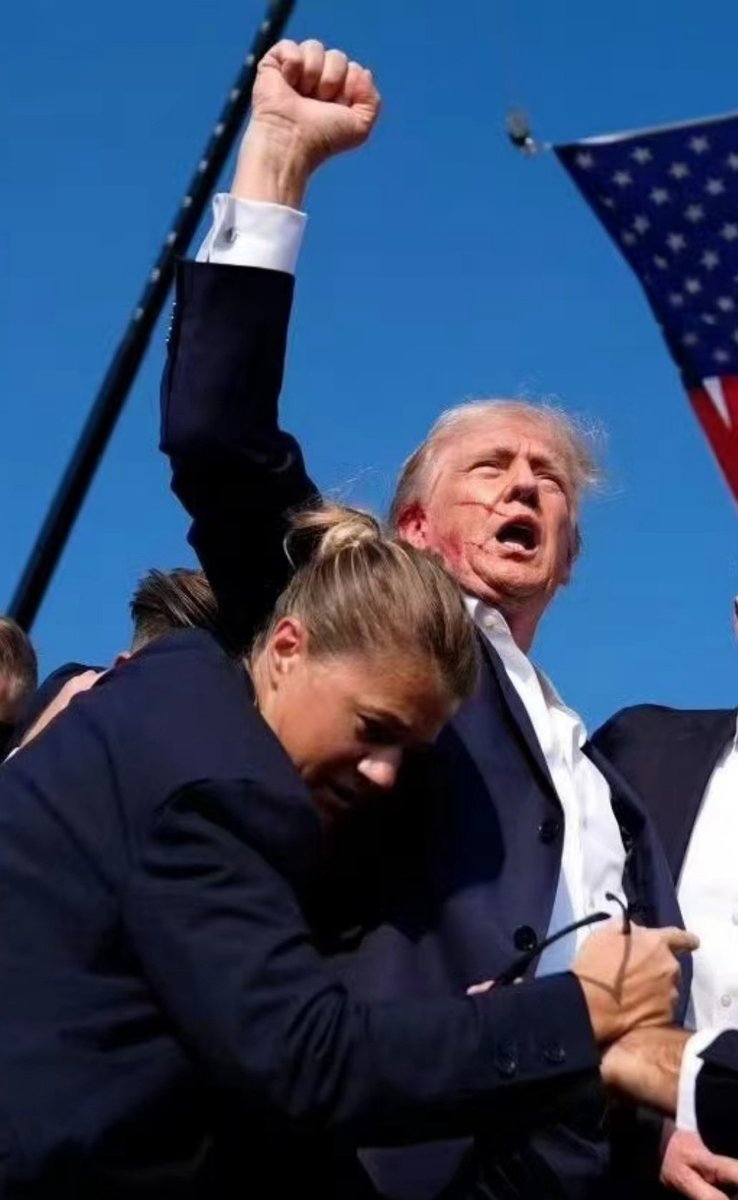 XixiZ19's tweet photo. 安倍女保镖VS懂王女保镖
#特朗普 
#Trump2024 https://t.co/HcajcbzVRR