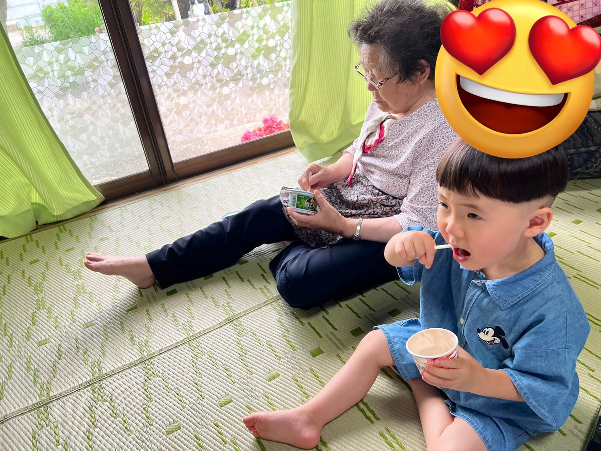 99Kaocham's tweet photo. 自然とおんなじ姿勢になるひ孫とひいばあちゃん👵🍨👦 https://t.co/duTU4L9tHV