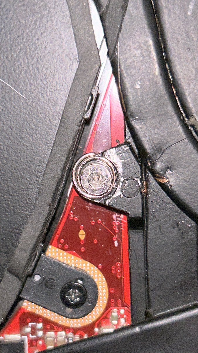 Cq12Sebas's tweet photo. Great tried to get the heat sink out to change the liquid metal ! But the shitty screws @ASUS_ROG  uses got smoothed so for some reason it now doesnt even turn on :) for reference on how it supposed to look like i added the one thats fine. https://t.co/ykkuqxh6dD