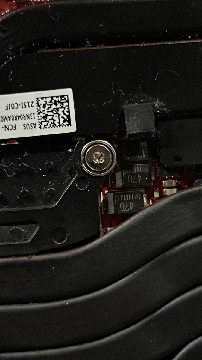 Cq12Sebas's tweet photo. Great tried to get the heat sink out to change the liquid metal ! But the shitty screws @ASUS_ROG  uses got smoothed so for some reason it now doesnt even turn on :) for reference on how it supposed to look like i added the one thats fine. https://t.co/ykkuqxh6dD