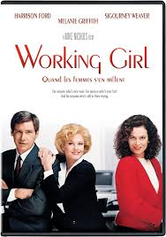 merlinpapin3's tweet photo. .@FredOL69007 Ce soir sur @ARTEfr le film #WorkinGirl de Mike Nichols (1988) 😍😍😍😍😍😍
Avec : Melanie Griffith, Harrison Ford, Sigourney Weaver, Alec Baldwin, Joan Cusack, Oliver Platt, Kevin Spacey, Nora Dunn, Philip Bosco, James Lally, Amy Aquino, Jeffrey Nordling, Elizabeth Whitcraft, Zach Grenier, Steve Cody, Lee Dalton, Barbara Garrick, Madolin B. Archer, Marceline Hugot, Timothy Carhart
Comme chaque matin, Tess McGill emprunte le bac pour gagner le cœur de Wall Street, où elle est secrétaire-dactylo dans une société de courtage. Un boulot stressant et sous-payé, mais la jeune ambitieuse ne doute pas une seconde qu'un jour elle occupera un poste à la hauteur de son potentiel. En attendant, elle suit des cours du soir. Armée de diplômes, Tess compte bien que ses supérieurs n'oseront plus lui proposer la promotion canapé. Car c'est à son refus systématique qu'elle doit d'avoir souvent changé d'affectation. C'est ainsi qu'elle finit par se retrouver au service Fusions et Acquisitions que dirige Katherine Parker. Le modèle même de la businesswoman décisionnaire et sûre d'elle, dont rêve Tess. Comme, de plus, Miss Parker semble apprécier de déléguer, Tess laisse s'exprimer son sens de l'initiative et son esprit affûté, au point de devenir rapidement le bras droit de la boss...