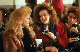 merlinpapin3's tweet photo. .@FredOL69007 Ce soir sur @ARTEfr le film #WorkinGirl de Mike Nichols (1988) 😍😍😍😍😍😍
Avec : Melanie Griffith, Harrison Ford, Sigourney Weaver, Alec Baldwin, Joan Cusack, Oliver Platt, Kevin Spacey, Nora Dunn, Philip Bosco, James Lally, Amy Aquino, Jeffrey Nordling, Elizabeth Whitcraft, Zach Grenier, Steve Cody, Lee Dalton, Barbara Garrick, Madolin B. Archer, Marceline Hugot, Timothy Carhart
Comme chaque matin, Tess McGill emprunte le bac pour gagner le cœur de Wall Street, où elle est secrétaire-dactylo dans une société de courtage. Un boulot stressant et sous-payé, mais la jeune ambitieuse ne doute pas une seconde qu'un jour elle occupera un poste à la hauteur de son potentiel. En attendant, elle suit des cours du soir. Armée de diplômes, Tess compte bien que ses supérieurs n'oseront plus lui proposer la promotion canapé. Car c'est à son refus systématique qu'elle doit d'avoir souvent changé d'affectation. C'est ainsi qu'elle finit par se retrouver au service Fusions et Acquisitions que dirige Katherine Parker. Le modèle même de la businesswoman décisionnaire et sûre d'elle, dont rêve Tess. Comme, de plus, Miss Parker semble apprécier de déléguer, Tess laisse s'exprimer son sens de l'initiative et son esprit affûté, au point de devenir rapidement le bras droit de la boss...