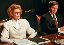 merlinpapin3's tweet photo. .@FredOL69007 Ce soir sur @ARTEfr le film #WorkinGirl de Mike Nichols (1988) 😍😍😍😍😍😍
Avec : Melanie Griffith, Harrison Ford, Sigourney Weaver, Alec Baldwin, Joan Cusack, Oliver Platt, Kevin Spacey, Nora Dunn, Philip Bosco, James Lally, Amy Aquino, Jeffrey Nordling, Elizabeth Whitcraft, Zach Grenier, Steve Cody, Lee Dalton, Barbara Garrick, Madolin B. Archer, Marceline Hugot, Timothy Carhart
Comme chaque matin, Tess McGill emprunte le bac pour gagner le cœur de Wall Street, où elle est secrétaire-dactylo dans une société de courtage. Un boulot stressant et sous-payé, mais la jeune ambitieuse ne doute pas une seconde qu'un jour elle occupera un poste à la hauteur de son potentiel. En attendant, elle suit des cours du soir. Armée de diplômes, Tess compte bien que ses supérieurs n'oseront plus lui proposer la promotion canapé. Car c'est à son refus systématique qu'elle doit d'avoir souvent changé d'affectation. C'est ainsi qu'elle finit par se retrouver au service Fusions et Acquisitions que dirige Katherine Parker. Le modèle même de la businesswoman décisionnaire et sûre d'elle, dont rêve Tess. Comme, de plus, Miss Parker semble apprécier de déléguer, Tess laisse s'exprimer son sens de l'initiative et son esprit affûté, au point de devenir rapidement le bras droit de la boss...