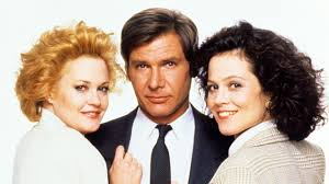 merlinpapin3's tweet photo. .@FredOL69007 Ce soir sur @ARTEfr le film #WorkinGirl de Mike Nichols (1988) 😍😍😍😍😍😍
Avec : Melanie Griffith, Harrison Ford, Sigourney Weaver, Alec Baldwin, Joan Cusack, Oliver Platt, Kevin Spacey, Nora Dunn, Philip Bosco, James Lally, Amy Aquino, Jeffrey Nordling, Elizabeth Whitcraft, Zach Grenier, Steve Cody, Lee Dalton, Barbara Garrick, Madolin B. Archer, Marceline Hugot, Timothy Carhart
Comme chaque matin, Tess McGill emprunte le bac pour gagner le cœur de Wall Street, où elle est secrétaire-dactylo dans une société de courtage. Un boulot stressant et sous-payé, mais la jeune ambitieuse ne doute pas une seconde qu'un jour elle occupera un poste à la hauteur de son potentiel. En attendant, elle suit des cours du soir. Armée de diplômes, Tess compte bien que ses supérieurs n'oseront plus lui proposer la promotion canapé. Car c'est à son refus systématique qu'elle doit d'avoir souvent changé d'affectation. C'est ainsi qu'elle finit par se retrouver au service Fusions et Acquisitions que dirige Katherine Parker. Le modèle même de la businesswoman décisionnaire et sûre d'elle, dont rêve Tess. Comme, de plus, Miss Parker semble apprécier de déléguer, Tess laisse s'exprimer son sens de l'initiative et son esprit affûté, au point de devenir rapidement le bras droit de la boss...