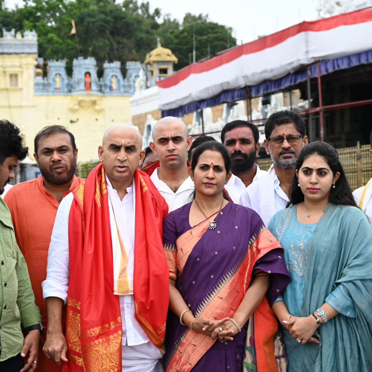 ReddeppagariSVR's tweet image. నేడు తిరుమల శ్రీ వెంకటేశ్వర స్వామి వారిని కుటుంబ సమేతంగ మరియు కార్యకర్తలతో కలిసి దర్శించుకోవడం జరిగింది.

#ttd #thirumala #kadapadevelopment #madhaviforkadapa #CBN #naralokesh