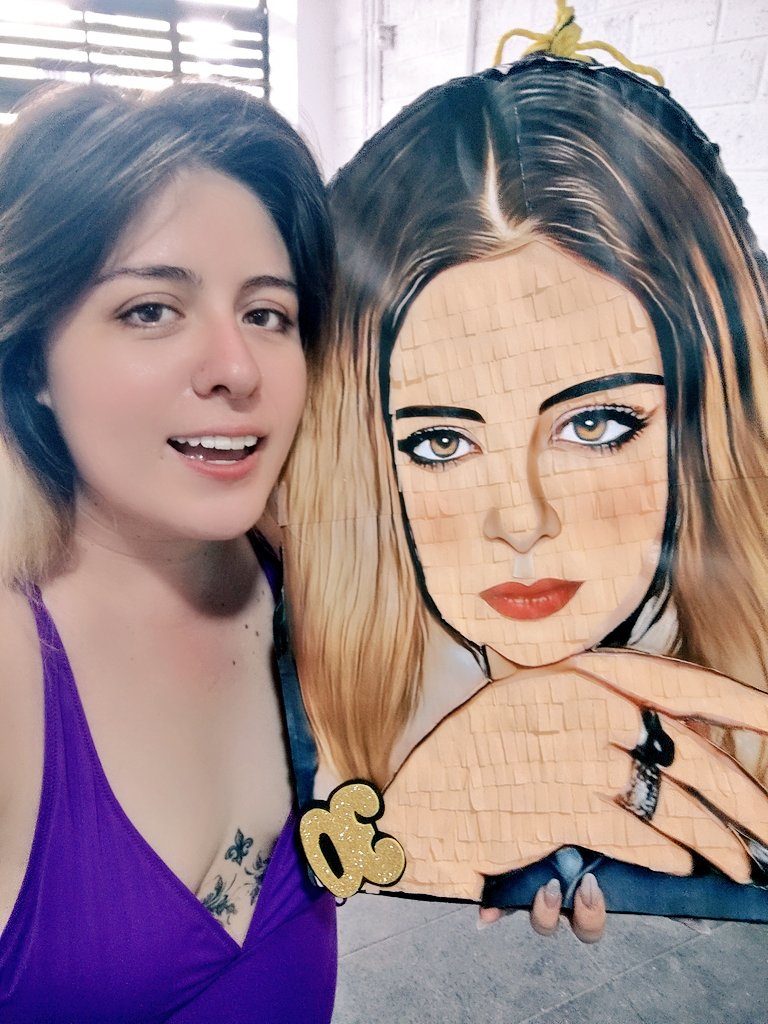 JunoPasadena's tweet photo. Me regalaron una piñata de mi misma
❤️🥺
#JunoFest ✨ https://t.co/yqqq4oO1Av