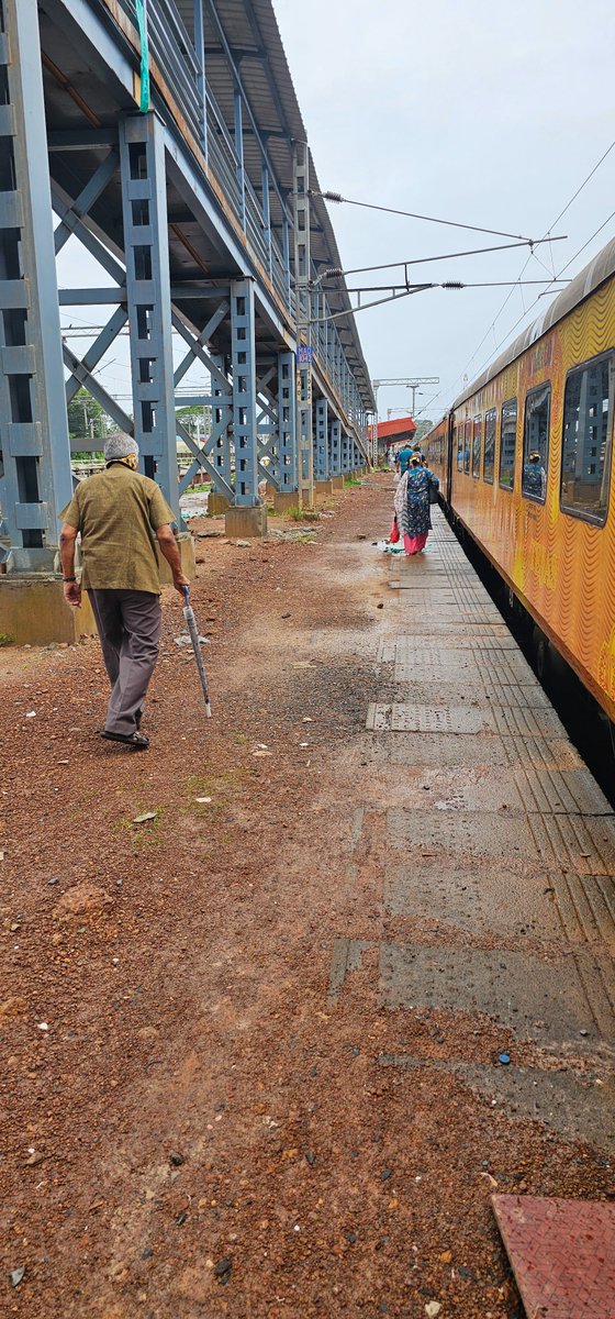 vivekpai41's tweet photo. Madgaon Railway station 4 and 5 number platform are in terrible condition. Many senior citizens and differently able persons are unable to reach the train properly due to condition of platform and no weather protection. Request @AshwiniVaishnaw  @KonkanRailway @RailMinIndia https://t.co/YUCcthnjJp