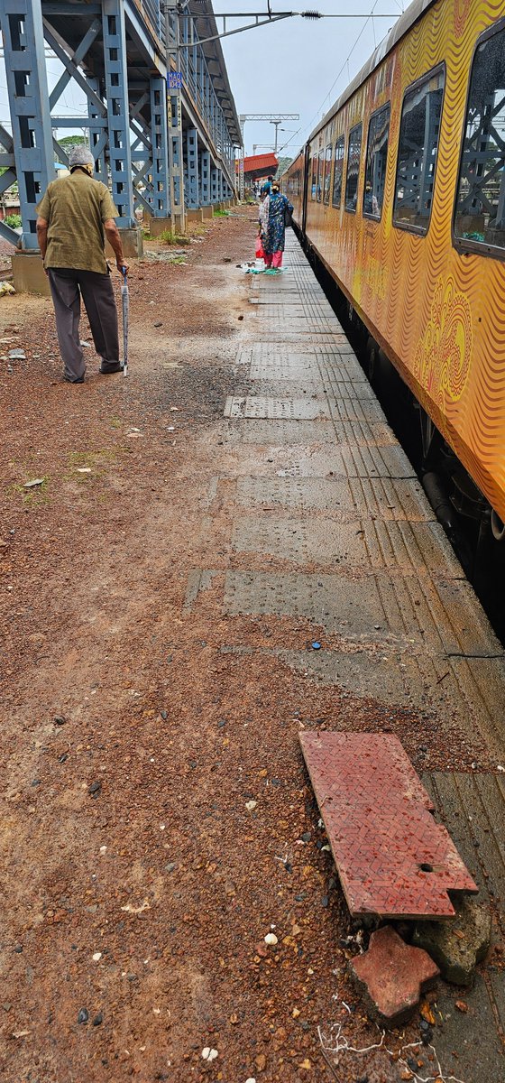 vivekpai41's tweet photo. Madgaon Railway station 4 and 5 number platform are in terrible condition. Many senior citizens and differently able persons are unable to reach the train properly due to condition of platform and no weather protection. Request @AshwiniVaishnaw  @KonkanRailway @RailMinIndia https://t.co/YUCcthnjJp