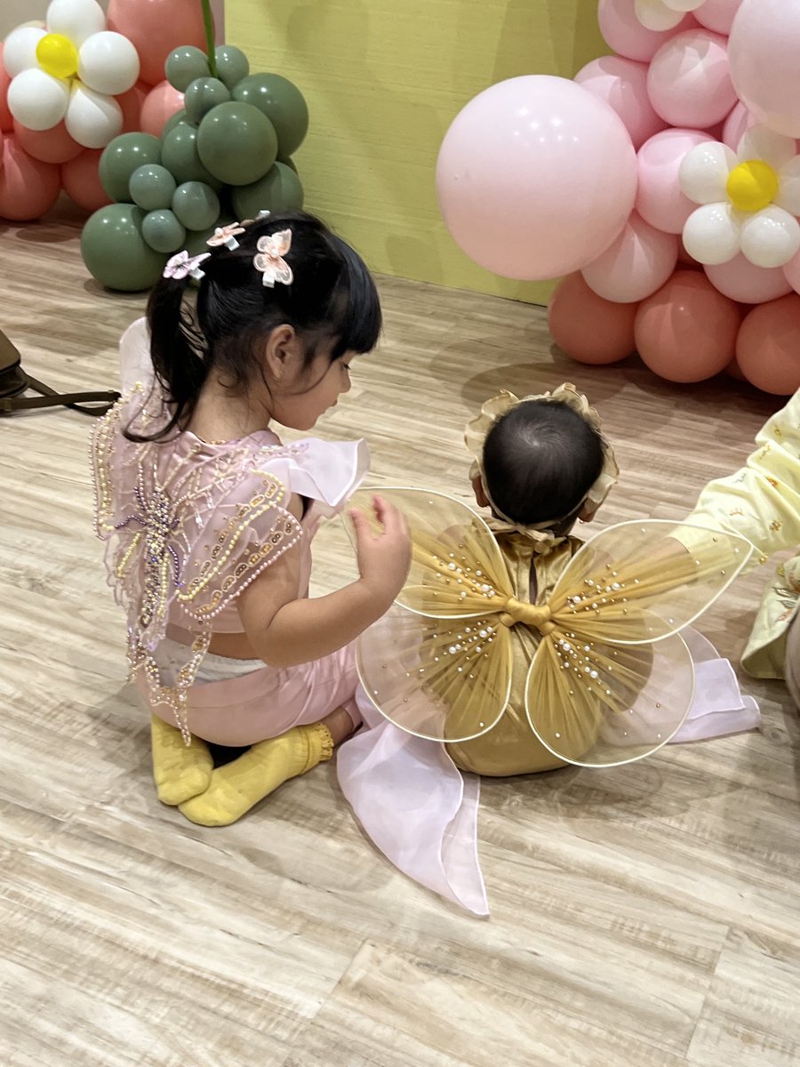 Capung baru netas udah disamperin kumbang, akhirnya disamperin kaka kupu-kupu.🙏🏻