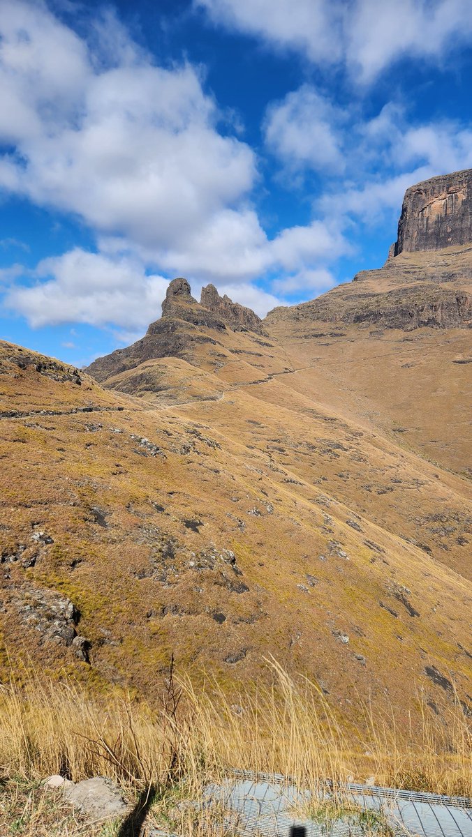 berghouse's tweet photo. The "Three Witches" silhouette the path towards the chainladders and Amphitheater mountain hike.
Views are outstanding.
https://t.co/vKpEFMY0fw 
.
.
.
#sentinelcarpark #chainladders #Amphitheatermountain #mountainhiking #mountaintrails #worldheritagesite #sentinelcarpark https://t.co/a93crWyxmx