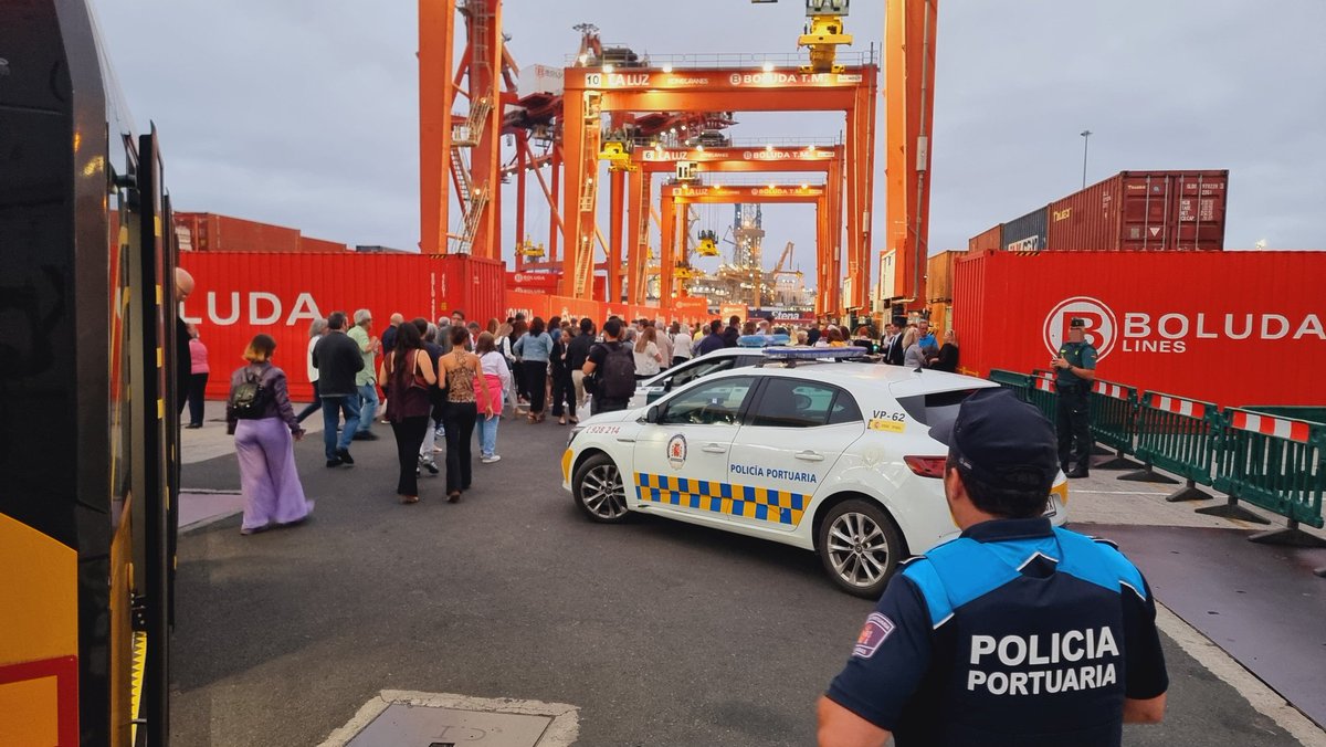 PoliciaAPLP's tweet photo. 👮👮🏻♂️👮🏼♀️Gracias a la excelente coordinación 🤝 entre @guardiacivil y @PoliciaAPLP el aforo del concierto de la @ofgrancanaria, en @LasPalmasPorts, se fue completando de forma segura, controlada, ordenada y agil para todos los asistentes. ✌️
#PolicíaPortuaria 💙
#TemudasFest https://t.co/hNUhjUEblm