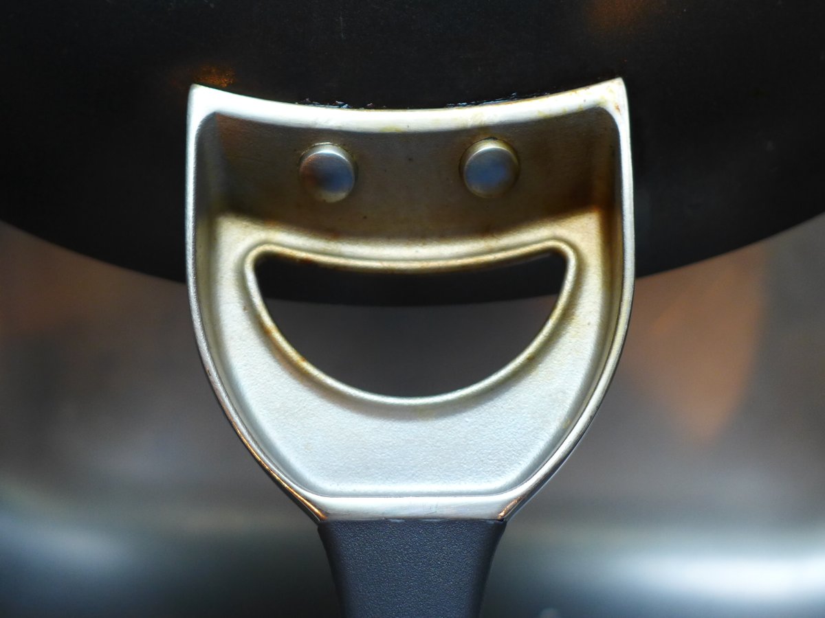 ThomasSpann16's tweet photo. @DailyPicTheme2 Smiley face on a pan handle #KitchenItem. #DailyPictureTheme https://t.co/jYkvjnIPe1