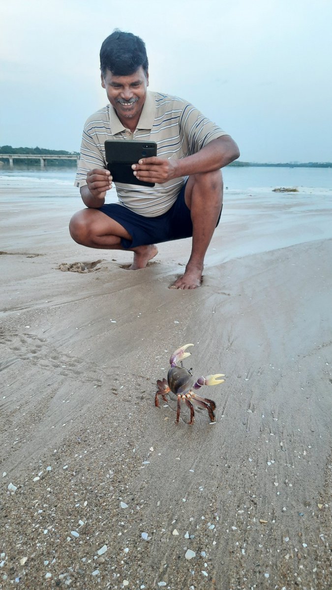 NityJayaraman's tweet photo. Veteran fisher S. Palayam regularly runs #ScienceOfTheSeas orientation sessions for children at Urur Kuppam beach. Investing in natural intelligence to counter AI. https://t.co/x57MfUDJBY