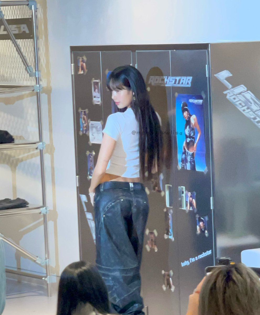 meowwwwlisa's tweet photo. ทวงท่าและบาดี้🤘🏼

LISA ROCKSTAR SEOUL
#Rockstar_PopUpStoreSeoul
#LISAxROCKSTAR https://t.co/tKT2W0YRzy