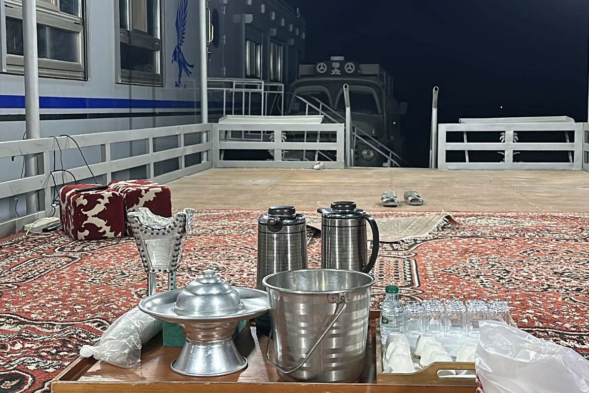 أنا سجين الحال مهما تسلّيت 
وأنا الطليق وكل شيٍ قضبني .