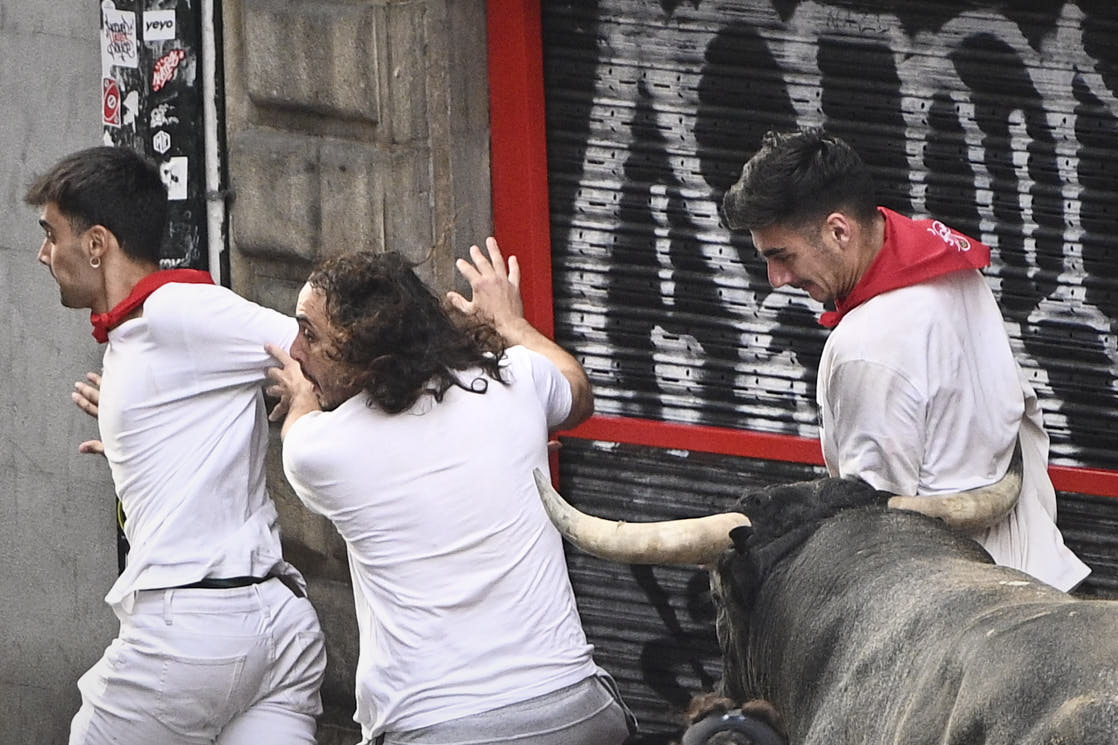plasaosa's tweet photo. Ajetreado último encierro de los #Sanfermines de 2024 con toros de @MiuraGanaderia #SanFermín

2024-07-14
© Pablo Lasaosa https://t.co/vVbu0DnV2T