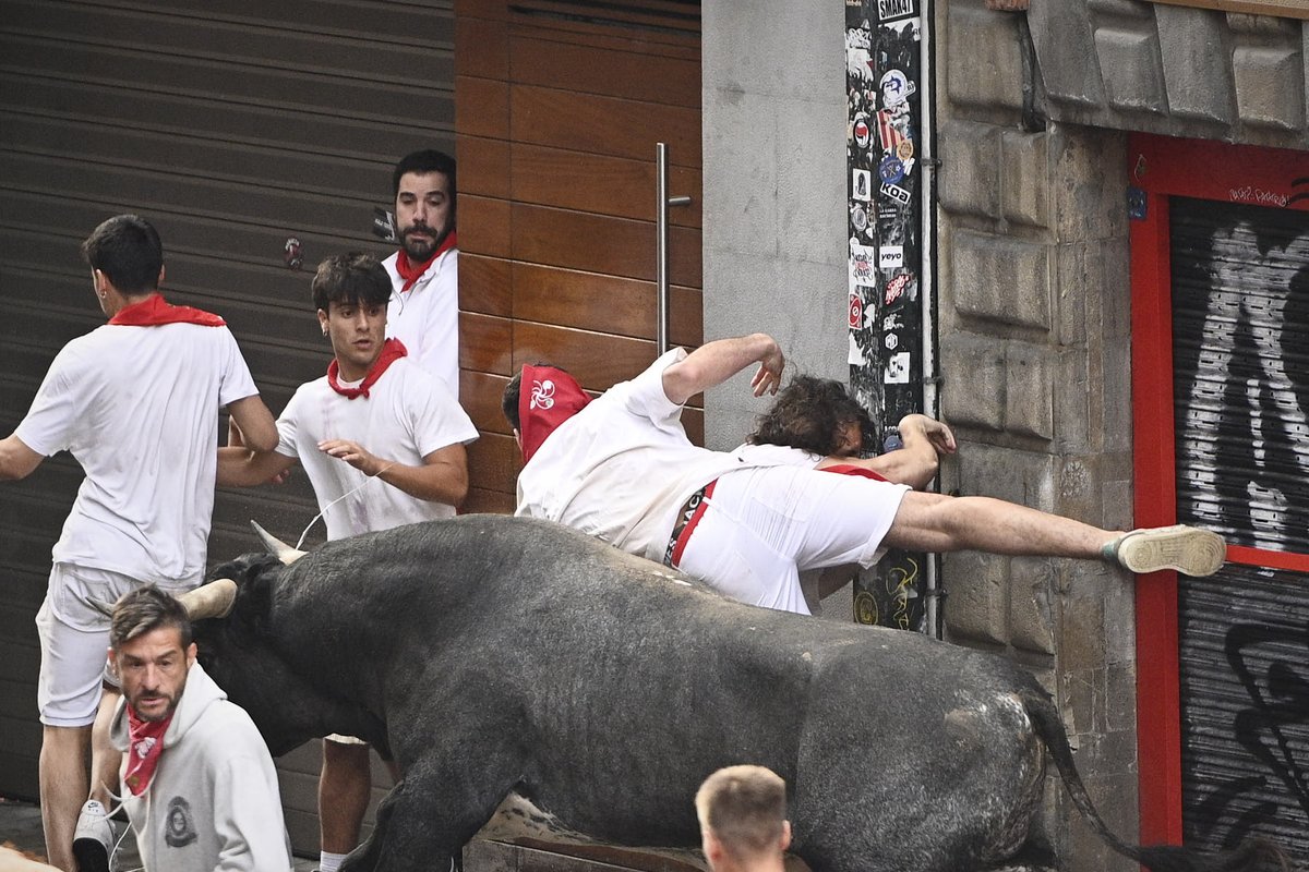 plasaosa's tweet photo. Ajetreado último encierro de los #Sanfermines de 2024 con toros de @MiuraGanaderia #SanFermín

2024-07-14
© Pablo Lasaosa https://t.co/vVbu0DnV2T