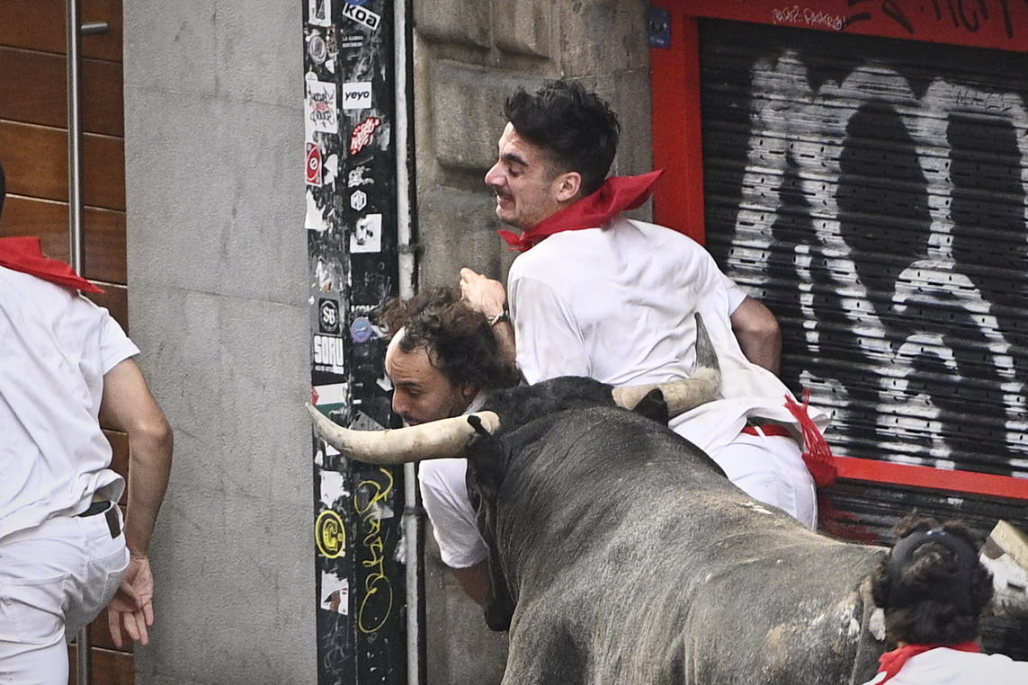 plasaosa's tweet photo. Ajetreado último encierro de los #Sanfermines de 2024 con toros de @MiuraGanaderia #SanFermín

2024-07-14
© Pablo Lasaosa https://t.co/vVbu0DnV2T