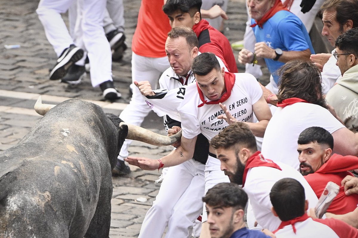 plasaosa's tweet photo. Ajetreado último encierro de los #Sanfermines de 2024 con toros de @MiuraGanaderia #SanFermín

2024-07-14
© Pablo Lasaosa https://t.co/vVbu0DnV2T