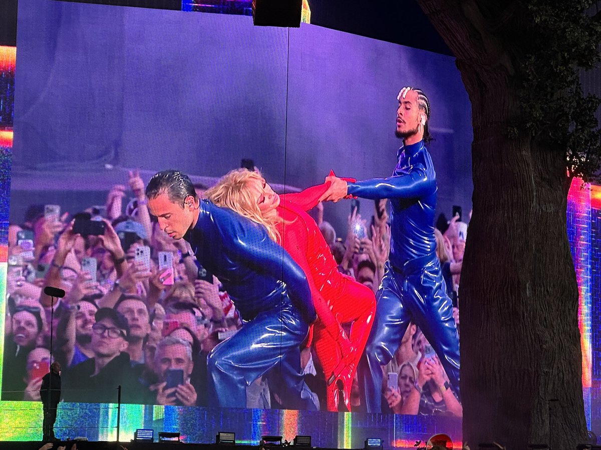 R0B0TQ's tweet photo. @kylieminogue thank you for another amazing performance!! @JimmySnelgrove loved your show at @BSTHydePark with all the classics and fantastic new material ❤️💃🏼🥳 https://t.co/cDseYF19gz