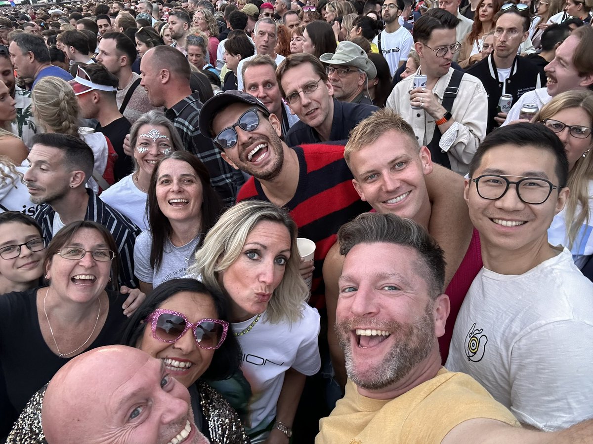 R0B0TQ's tweet photo. @kylieminogue thank you for another amazing performance!! @JimmySnelgrove loved your show at @BSTHydePark with all the classics and fantastic new material ❤️💃🏼🥳 https://t.co/cDseYF19gz