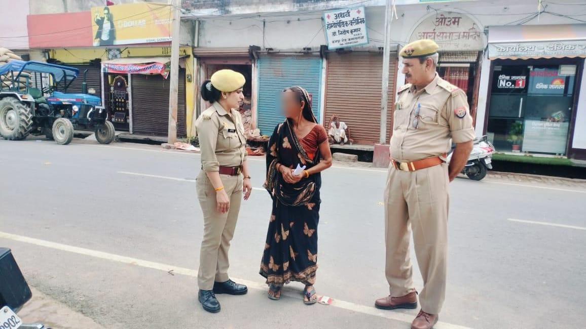 fatehgarhpolice's tweet photo. पुलिस अधीक्षक जनपद फतेहगढ के निर्देशन में थाना कमालगंज महिला सुरक्षा विशेष दल द्वारा महिलाओं व बालिकाओं को हेल्पलाइन नंबर 1098/181/112/1090/1076 व महिला सम्बन्धी अपराधों के प्रति जागरूक किया गया। #MissionShakti #MissionShaktiUP https://t.co/oz0JtN790A