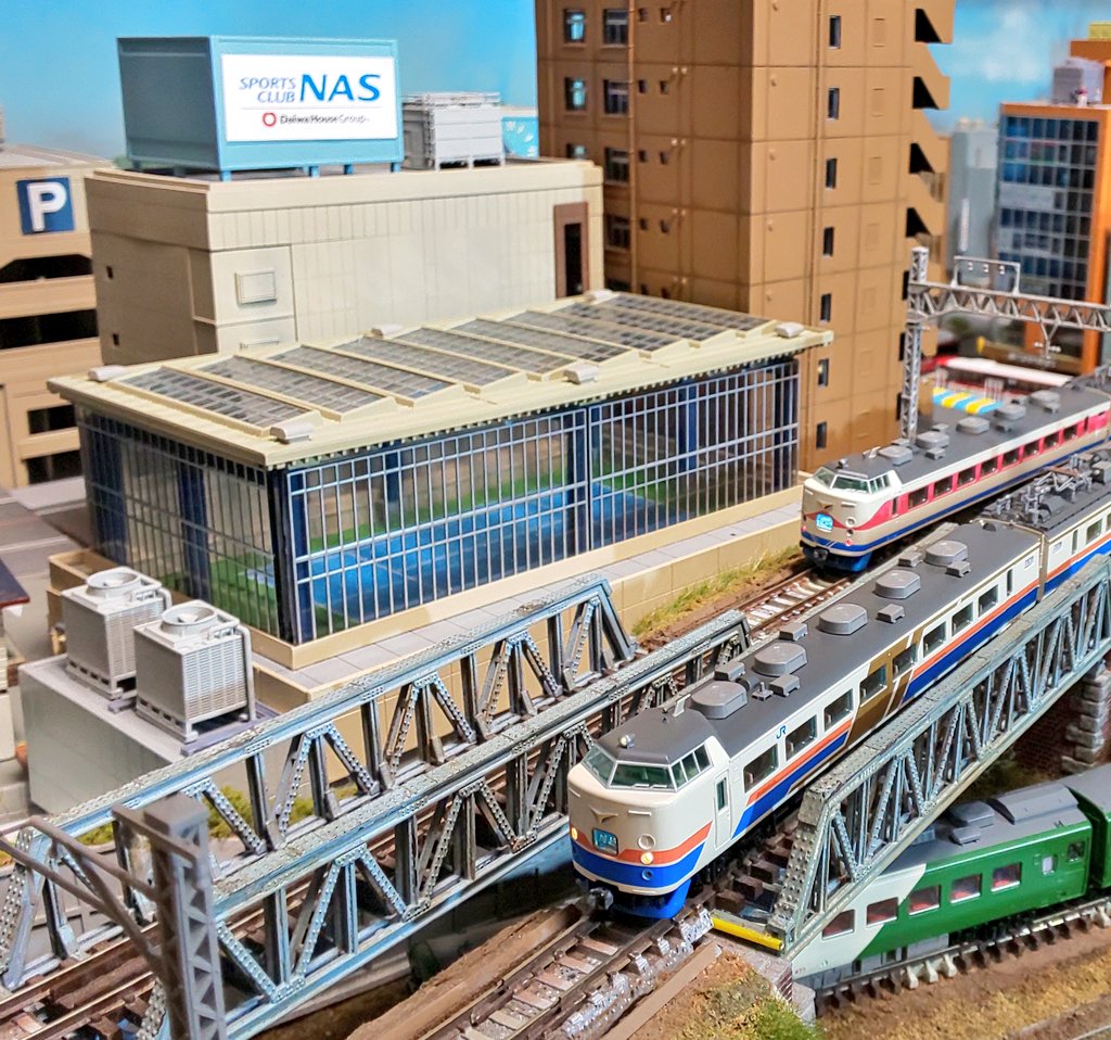 改造中の #Nゲージストラクチャー KATOの電車庫とTomix総合ビルの窓