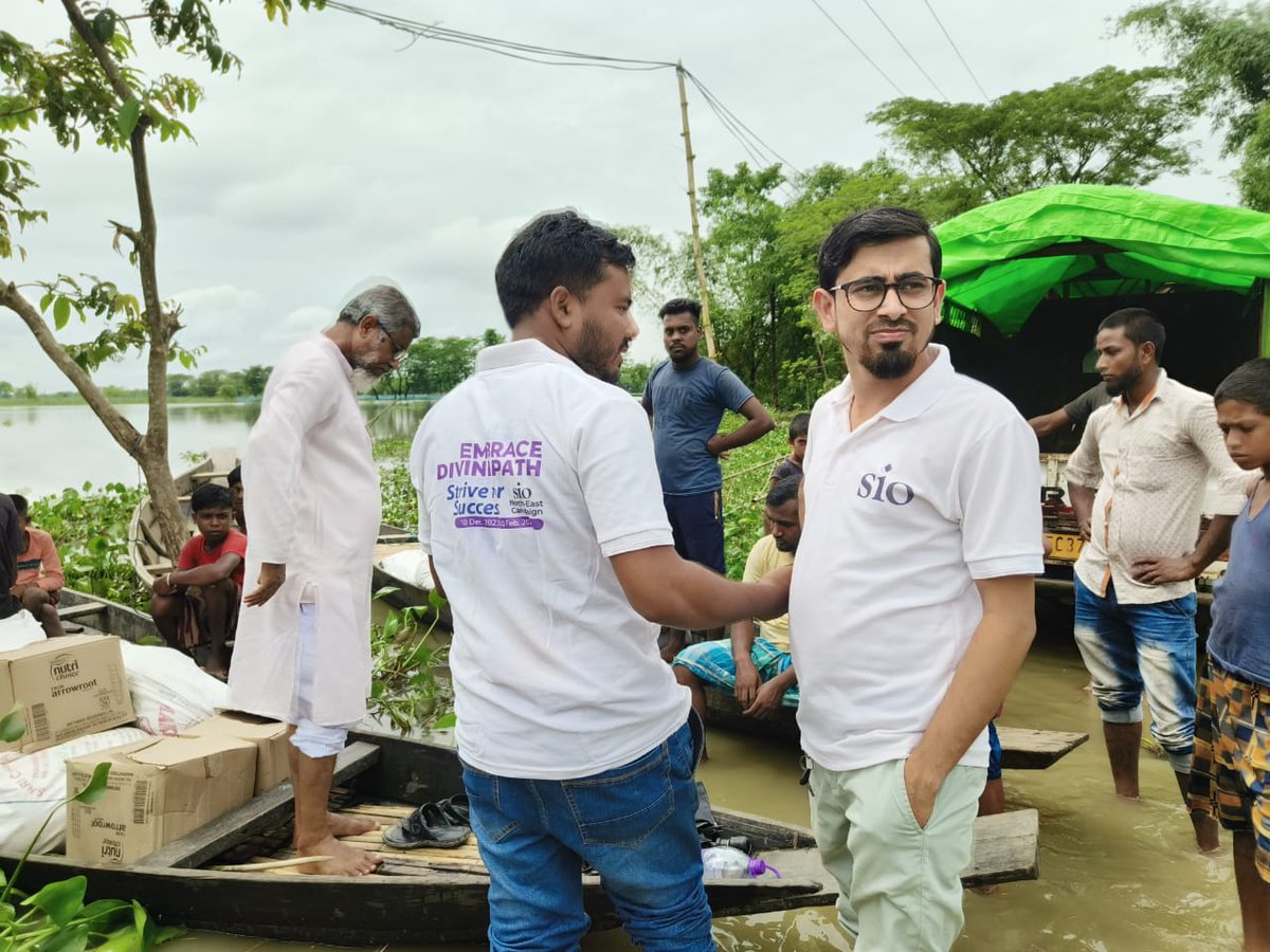 sioindia's tweet photo. SIO, in collaboration with Jamaat-e-Islami Hind, leads relief activities in the flood-affected areas of Assam.

#assamfloods #floodrelief #SIO https://t.co/aM7k2QnBsG