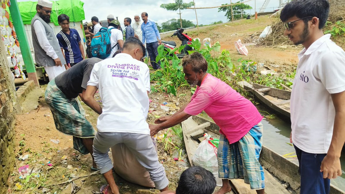 sioindia's tweet photo. SIO, in collaboration with Jamaat-e-Islami Hind, leads relief activities in the flood-affected areas of Assam.

#assamfloods #floodrelief #SIO https://t.co/aM7k2QnBsG