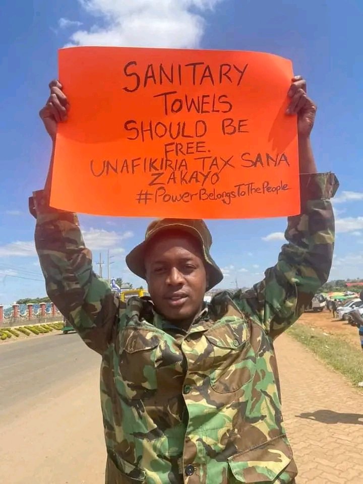 TonyblairW's tweet photo. A fearless police officer who was seen demonstrating with fellow Gen Z suspended by kenya prisons.
25 year old Jackson kuria, who is a prison officer, was seen protesting against Finance Bill 2024 and Police deployment in Haiti.
Kahawa Barracks Tuesday is Tuesday
#RutoMustGo https://t.co/xkgLuyuX4r