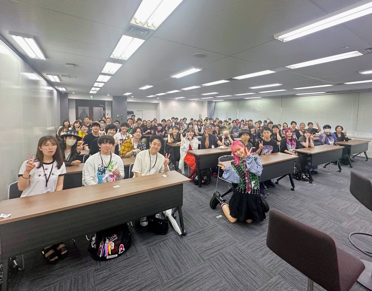 LiSA_OLiVE's tweet photo. #LiSASS 
「Rising Hope」から10年、私たちのねりねりした「Shouted Serenade」をみんなで叫ぶ会
「Secret Serenade」めちゃめちゃ楽しかった🤣

家族みたいな、二人とこの曲をお届け出来て嬉しいです。
受け取ってくたみなさん、ありがとうございました。
ラブレター(CD)「Shouted Serenade」みんなにたくしたよー！叫び声貸してー！よろしくね💪

Secretで作詞作曲の田淵先輩、編曲の晶太君が駆けつけてくれました🥰叫びすぎたっていうかしゃべりすぎた🤣👊

「Shouted Serenade」
 作詞：LiSA、田淵智也
作曲：田淵智也　@USGinfo 
編曲：堀江晶太 @kemu8888 
https://t.co/oLMu88P2jI