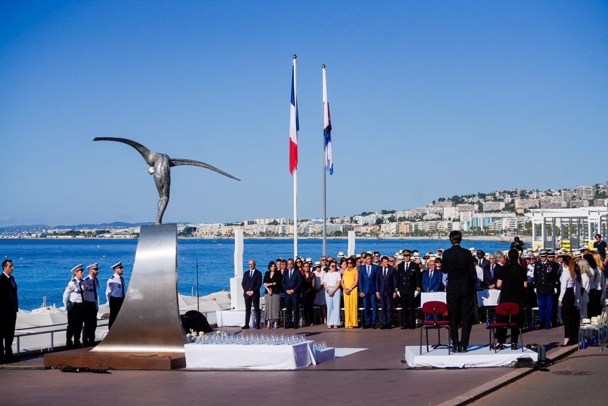 cestrosi's tweet photo. Aux côtés des familles des victimes, devant l’Ange de la Baie pour nous souvenir et honorer la mémoire de nos 86 anges, 86 vies happées par le terrorisme islamiste le #14juillet 2016. 
L’émotion est toujours aussi vive, la douleur reste présente. 
Nous n’oublierons jamais. https://t.co/ew2DQovJpV