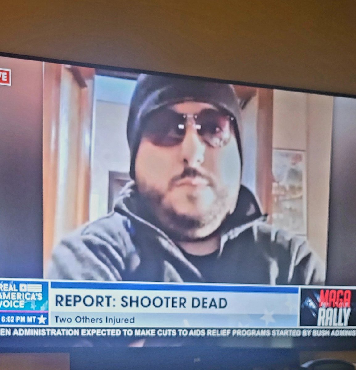 Des célèbres comptes d'informations ont rapidement relayé la fake news du présumé tireur de Donald Trump. 

Un certain Mark Violets, qui n'est en réalité que Marco Violi, simple YouTubeur romanista victime malgré lui de ce canular.

Le X Calcio dans toute sa splendeur. 😭🇮🇹