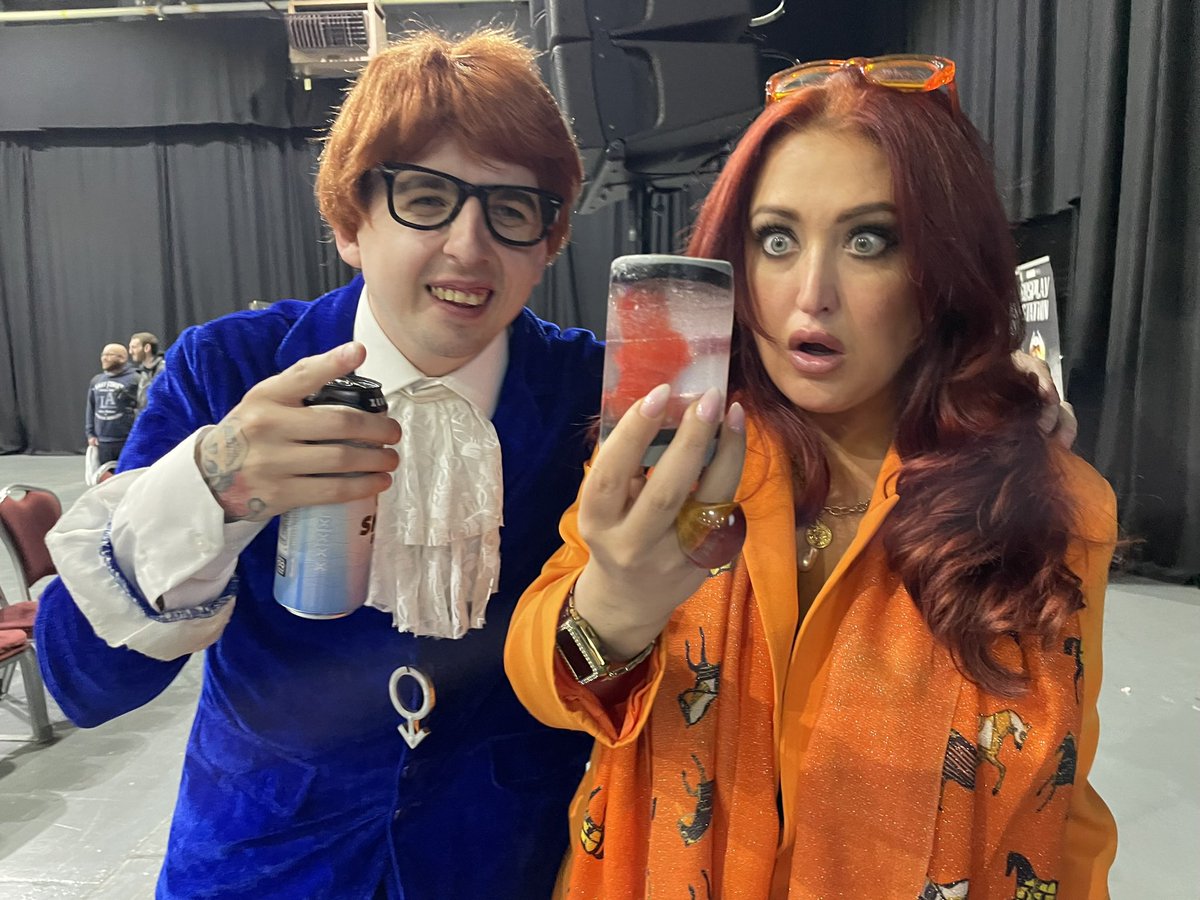 shaund92's tweet image. @SoCalValerie Mesmerised by the Mojo ✌️ it was great meeting you again yeah baby yeah 😁✌️ #austinpowers #cosplay #socalval #comiccon2020 #monopolyevents @mikemyers