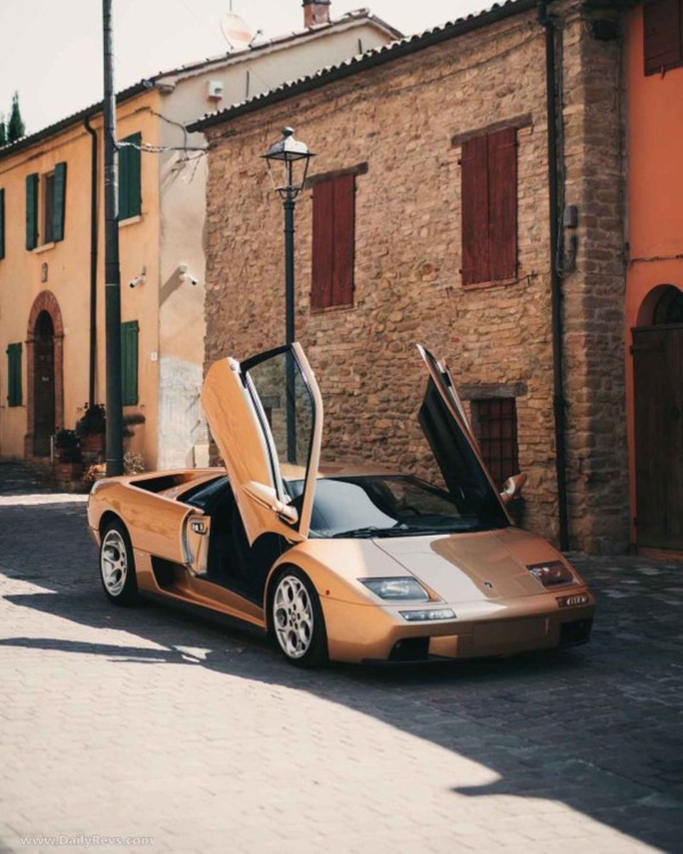 fubiz's tweet photo. Insane Vintage 1993 Lamborghini Diablo VT 🚀
#vintagecar #lamborghini #diablovt #car https://t.co/GeV7G9uIMB