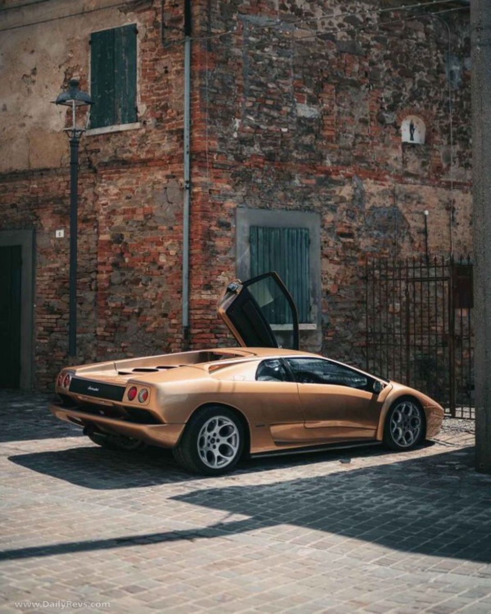 fubiz's tweet photo. Insane Vintage 1993 Lamborghini Diablo VT 🚀
#vintagecar #lamborghini #diablovt #car https://t.co/GeV7G9uIMB