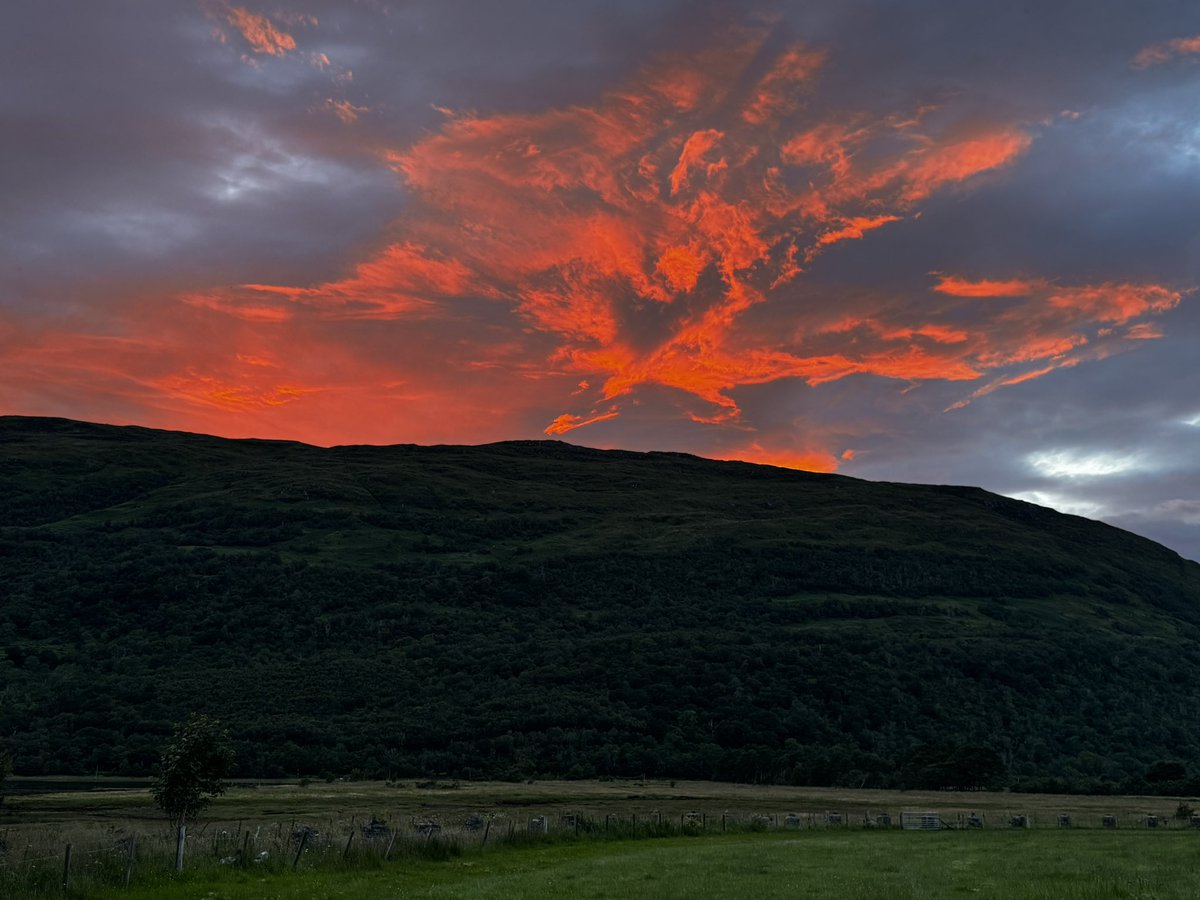 I think the universe was sending me some love last night. Thanks universe, I like you too. #redskyatnight