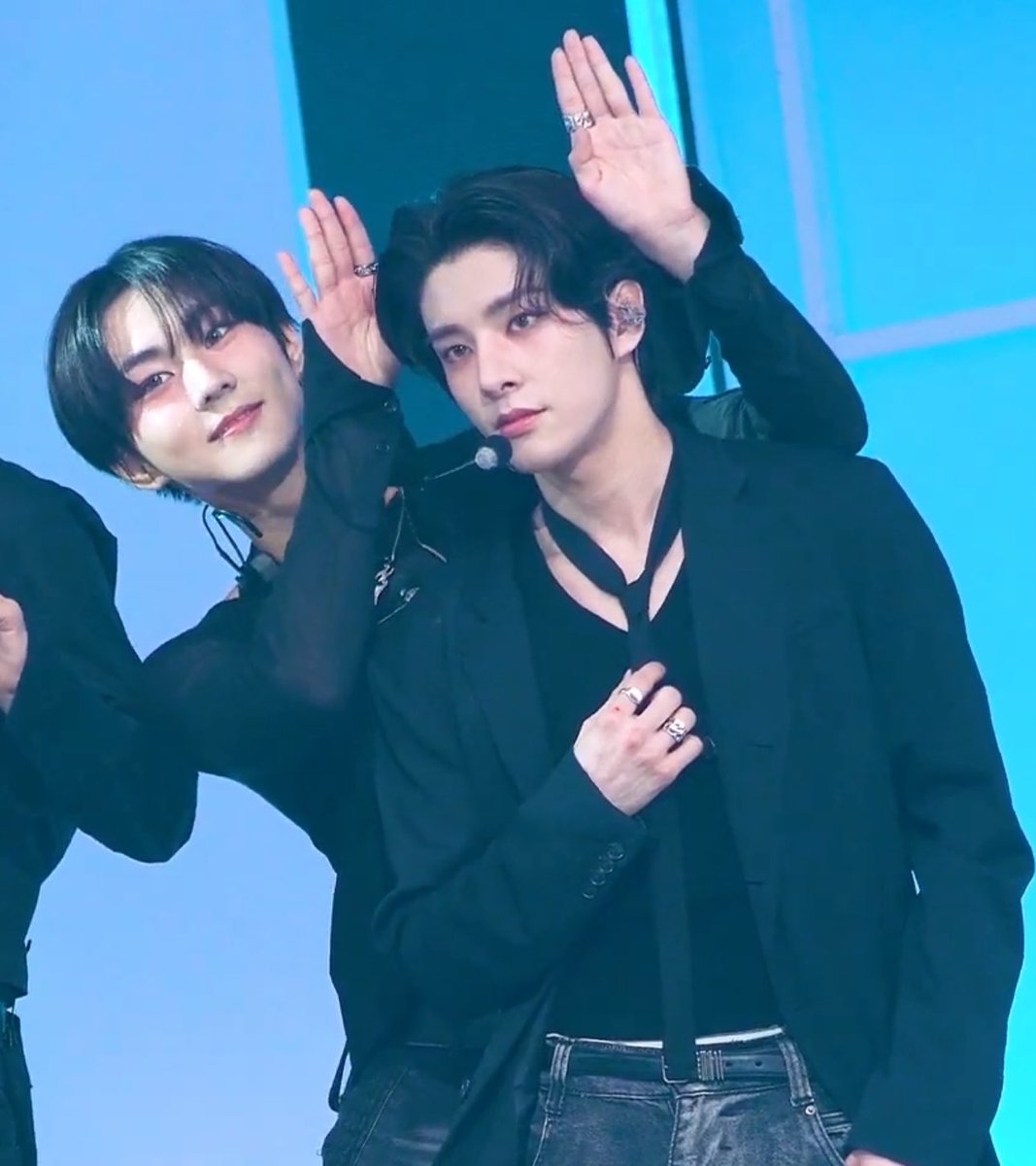 EN7ernally's tweet photo. jungwon making a rabbit ears to jake 🥹🤍 yoizz https://t.co/citp1tTH07