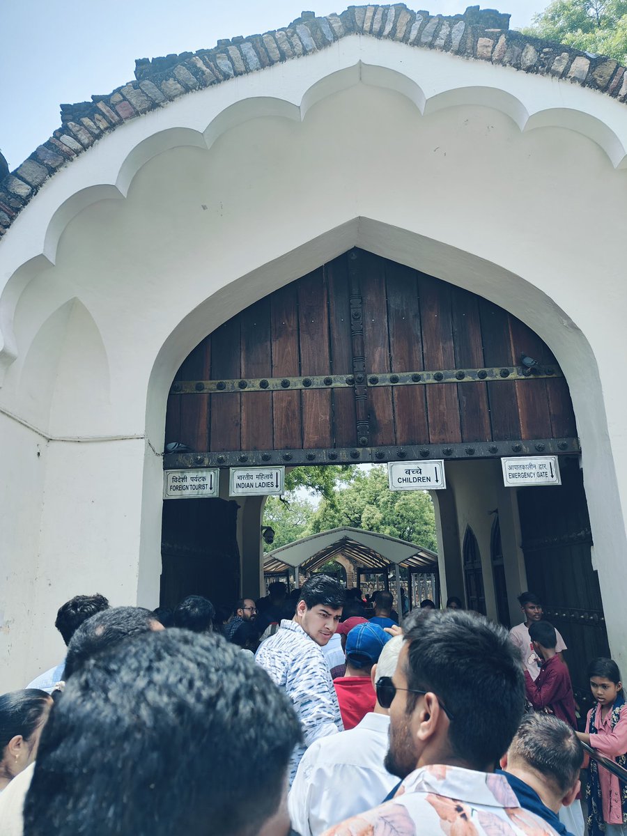 kckumarraj's tweet photo. #Qutubminar Males not allowed.

@GovofAtropia @CMODelhi 
Indian males entries seem to be banned in Qutubminar 😂 as they don't have a queue to get into the palace.
Request you to kindly allow their entry too ...ek sign board hi hai https://t.co/WF2laf9rSZ